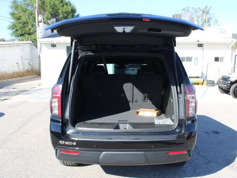 Used 2023 Chevrolet Suburban LT w/ Luxury Package RWD image 12