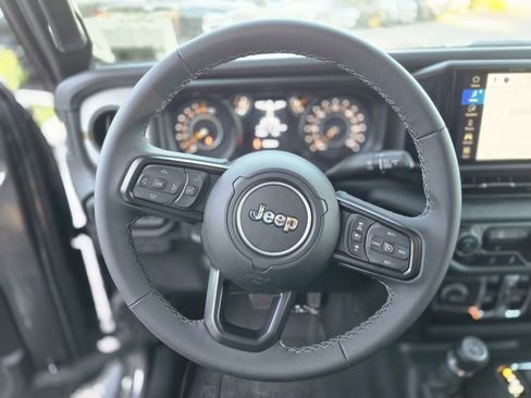 Used 2025 Jeep Gladiator Sport image 19