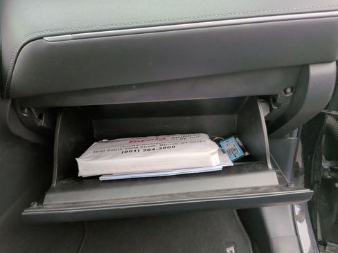 Used 2023 Toyota Venza Limited image 30