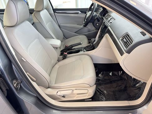 Used 2016 Volkswagen Passat 1.8T SE FWD image 30