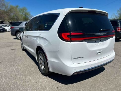 Used 2025 Chrysler Pacifica Select image 7