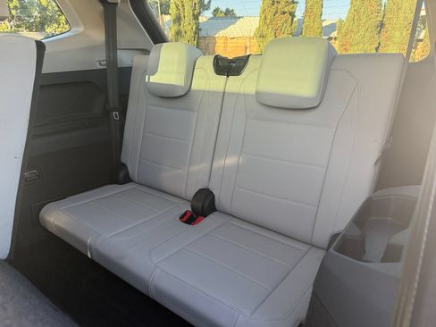 Used 2018 Volkswagen Tiguan SEL FWD image 16