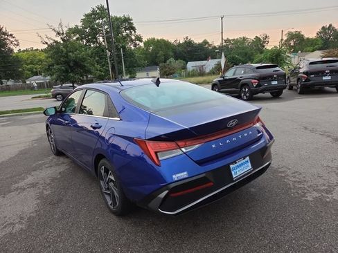 Certified 2025 Hyundai Elantra Limited FWD image 8