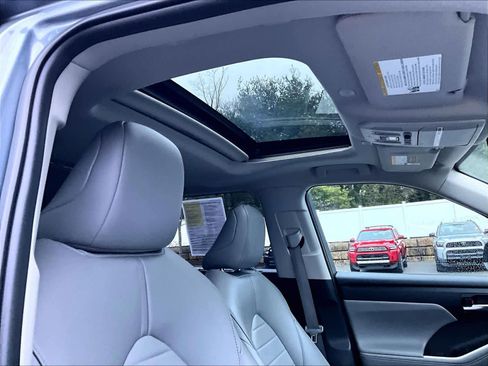 Used 2023 Toyota Highlander XLE image 23