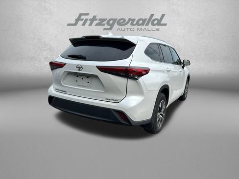 Used 2022 Toyota Highlander XLE AWD/4WD image 8