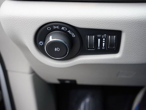 Certified 2024 Chrysler Pacifica Touring-L image 26