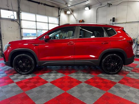 Used 2023 Volkswagen Taos SE w/ Black Wheel Package FWD image 4