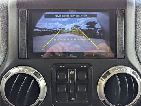 Used 2016 Jeep Wrangler Unlimited Rubicon w/ Connectivity Group AWD/4WD image 13
