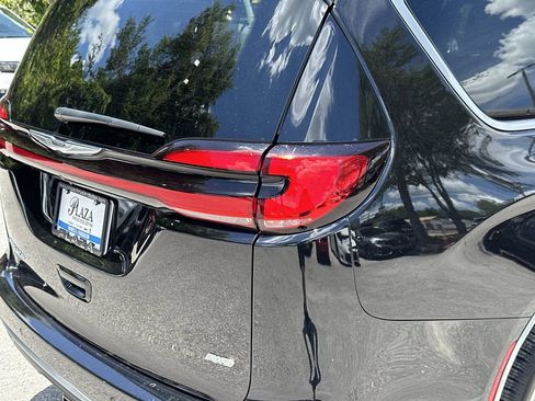 Certified 2024 Chrysler Pacifica Pinnacle w/ Trailer Tow Group AWD/4WD image 11