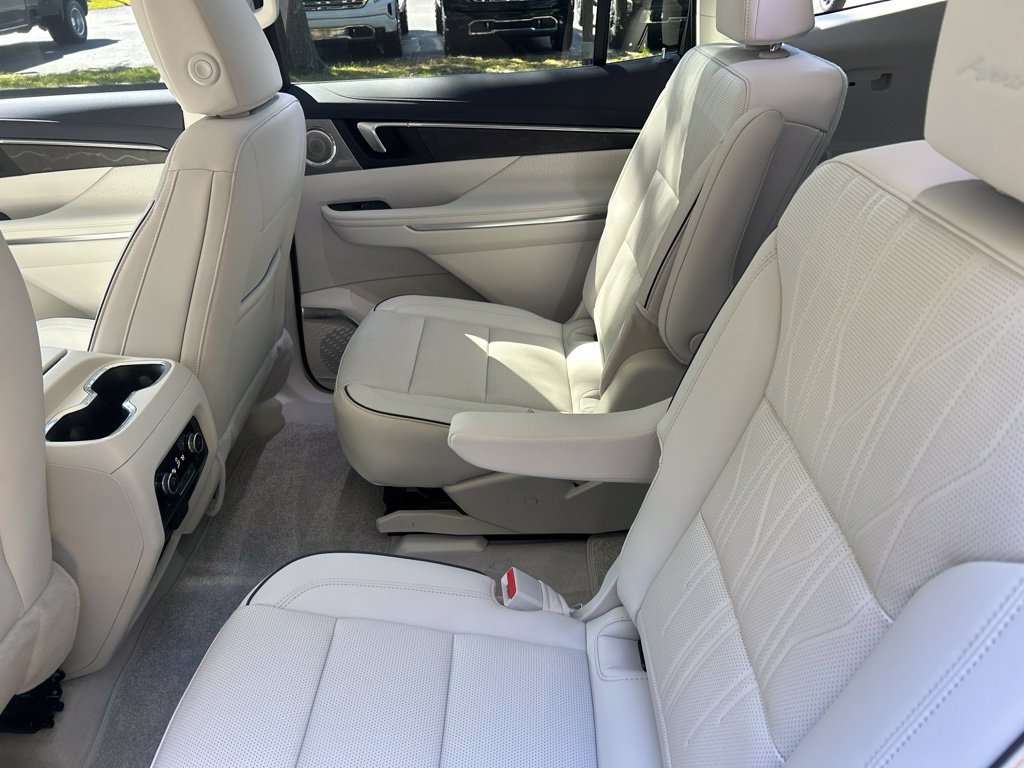 Used 2027 Buick Enclave Avenir w/ LPO, Illumination Package FWD image 11