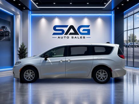Used 2024 Chrysler Pacifica Touring-L FWD image 8