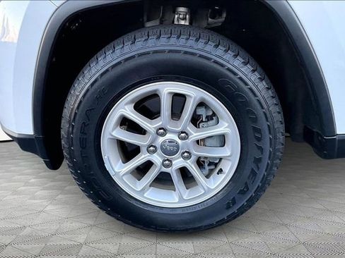 Used 2020 Jeep Grand Cherokee Laredo image 22