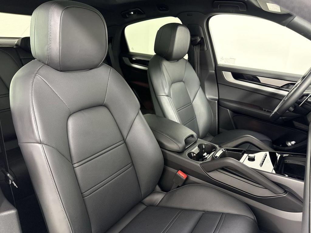Used 2025 Porsche Cayenne S AWD/4WD image 24
