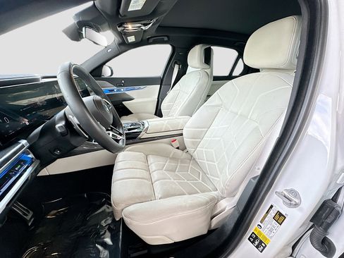 Used 2023 BMW 760i xDrive image 21