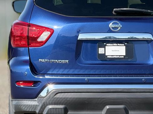 Used 2017 Nissan Pathfinder SV image 8