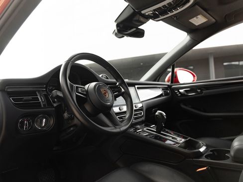 Certified 2024 Porsche Macan image 4