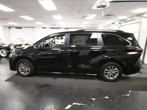 Used 2024 Toyota Sienna XLE FWD image 4