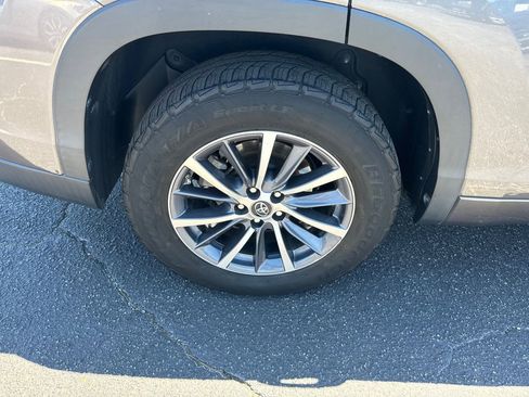 Used 2018 Toyota Highlander XLE FWD image 18