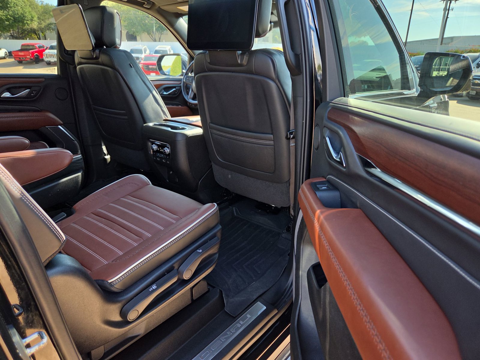 Used 2023 GMC Yukon XL Denali Ultimate AWD/4WD image 28