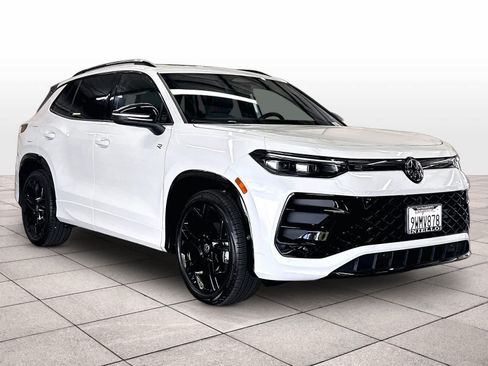 Certified 2026 Volkswagen Tiguan SE R-Line FWD image 3