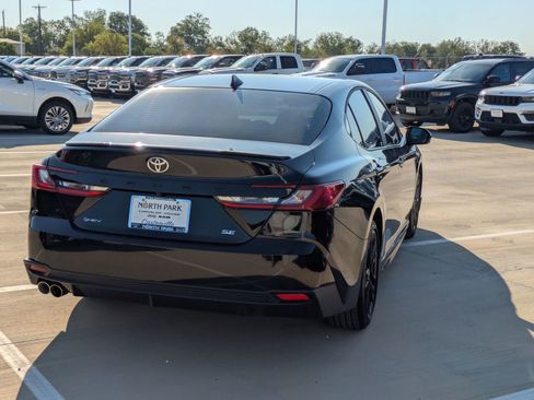 Used 2025 Toyota Camry SE image 3
