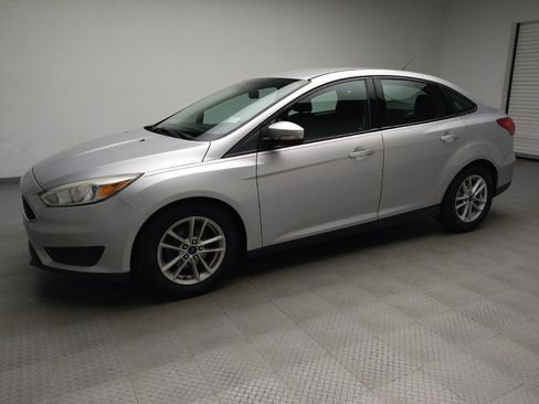Used 2016 Ford Focus SE w/ SE Cold Weather Package FWD image 2