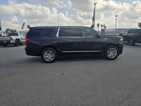 Used 2023 GMC Yukon XL SLT w/ SLT Premium Package image 4