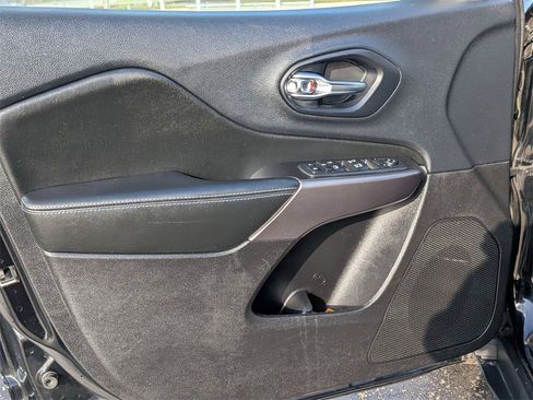 Used 2019 Jeep Cherokee Latitude Plus w/ Cold Weather Group image 9