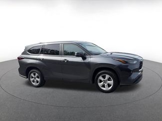 Used 2025 Toyota Highlander LE FWD video 2