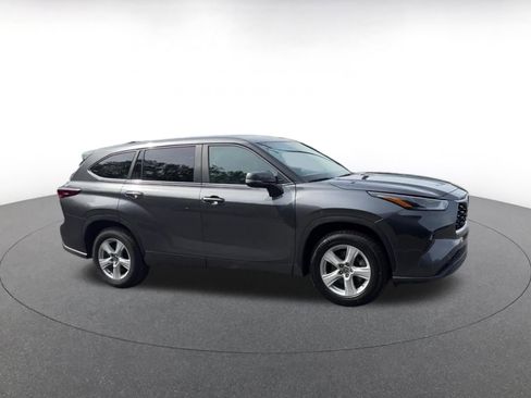 Used 2025 Toyota Highlander LE FWD image 2