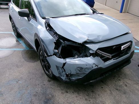 Used 2021 Subaru Crosstrek 2.0i image 2