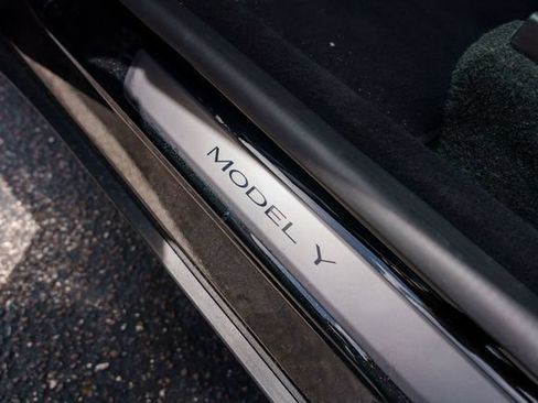 Used 2026 Tesla Model Y 2WD image 16