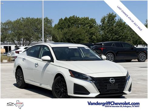 Used 2025 Nissan Altima 2.5 SV w/ SV Special Edition Package AWD/4WD image 2
