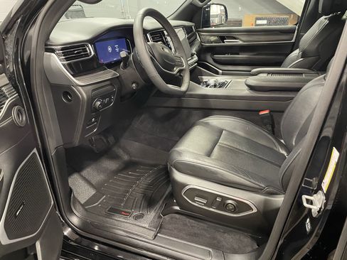 Used 2023 Jeep Wagoneer Series III w/ Preferred Equipment Group image 3