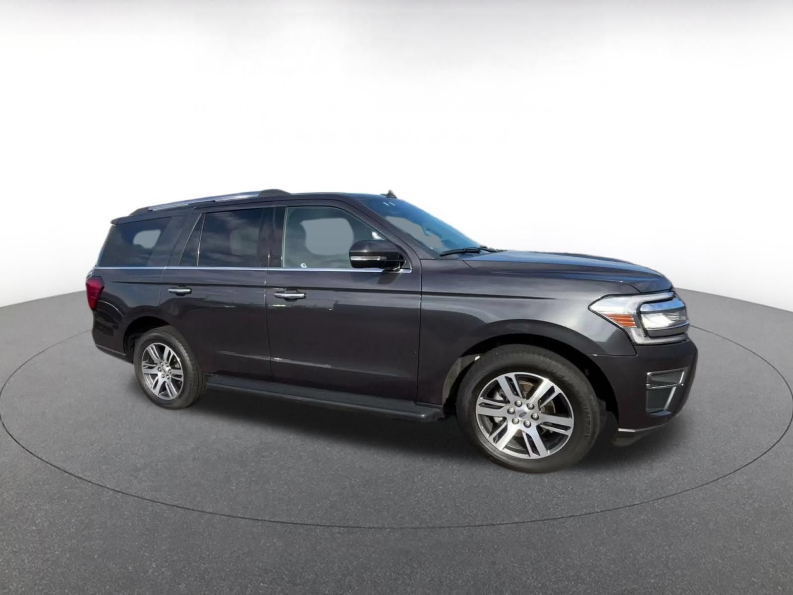 Used 2024 Ford Expedition Limited AWD/4WD image 2