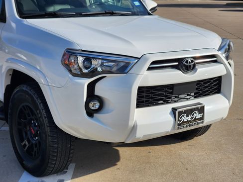Used 2022 Toyota 4Runner SR5 Premium w/ Moonroof Package AWD/4WD image 11