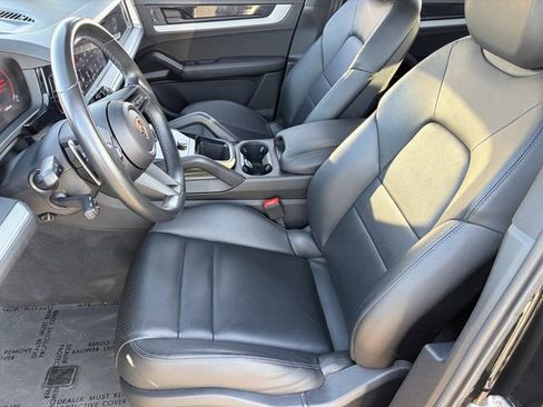 Used 2024 Porsche Cayenne AWD/4WD image 6