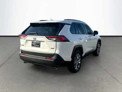 Used 2019 Toyota RAV4 XLE Premium FWD image 7