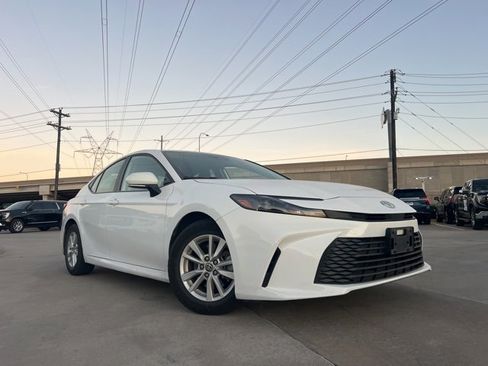 Used 2025 Toyota Camry LE image 2