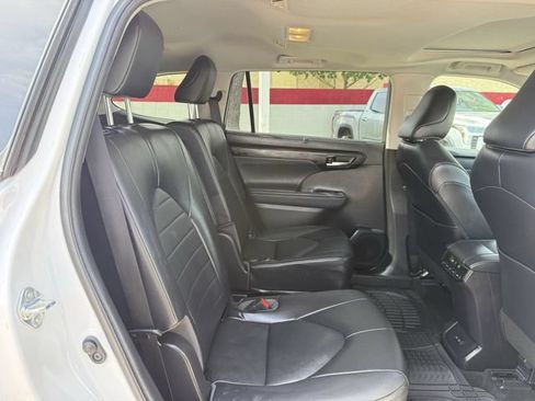 Used 2022 Toyota Highlander XLE AWD/4WD image 32
