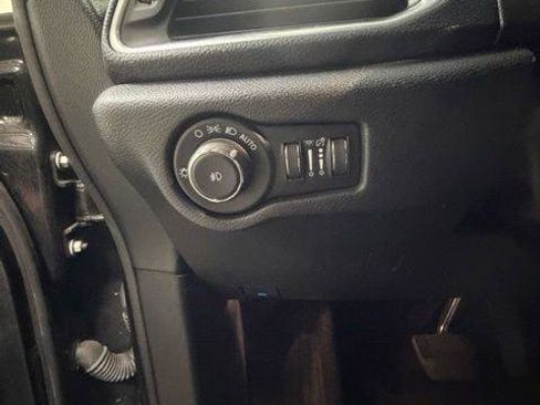 Certified 2024 Chrysler Pacifica Premium FWD image 23