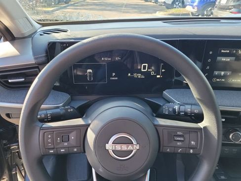 Used 2025 Nissan Kicks SV w/ Charging Package FWD image 18