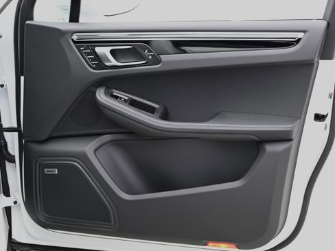 Used 2025 Porsche Macan image 25