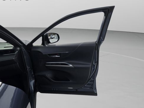 Used 2023 Toyota Venza Limited image 32