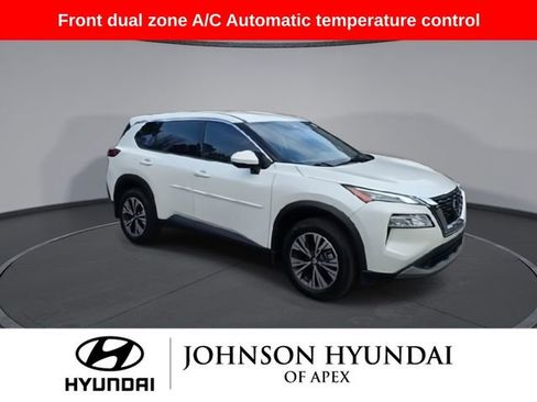 Used 2021 Nissan Rogue SV image 2