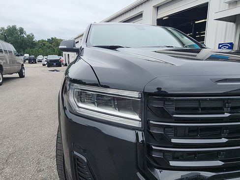 Used 2023 GMC Acadia SLE w/ Driver Convenience Package FWD image 9