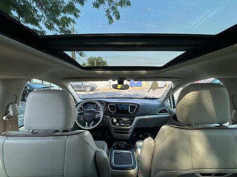 Used 2020 Chrysler Pacifica Limited FWD image 15