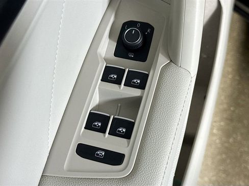 Used 2024 Volkswagen Tiguan SE R-Line image 18