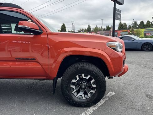 Used 2017 Toyota Tacoma TRD Sport w/ Tow Package AWD/4WD image 9