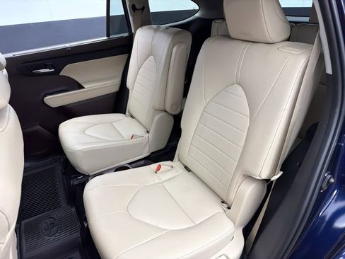 Used 2022 Toyota Highlander XLE AWD/4WD image 23